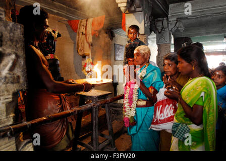 Anhänger Ganesha in der Mitte des Hügels Segnungen erhalten; Palani; Tamil Nadu; Indien Stockfoto