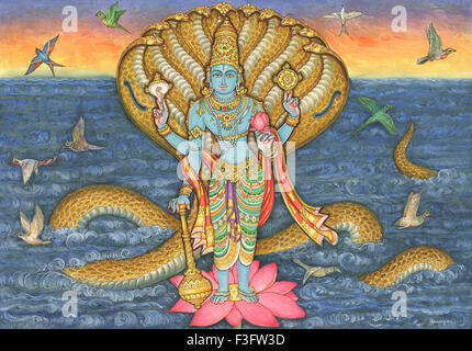 indischer hinduistischer Gott vishnu, der auf Lotusblume steht und von hydra-köpfiger Schlange im Ozean indien geschützt wird Stockfoto