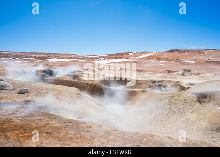 Dampfend heißes Wasserteiche und Schlammlöcher in Geothermie Region der Anden-Hochland von Bolivien. Roadtrip mit dem berühmten Uyuni Salz Stockfoto