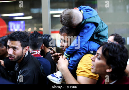 Syrische Flüchtlingskind auf Väter Rücken schlafen Stockfoto