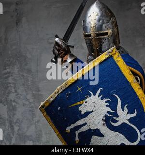 Mittelalterliche Ritter in Angriffsposition. Stockfoto