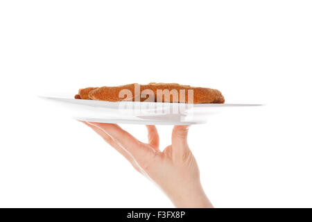 Weibliche Hand Halteplatte mit Wiener Schnitzel isoliert auf weißem Hintergrund mit Reflexion. Traditionelle europäische Küche. Stockfoto