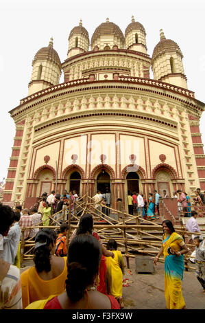 Pilger, die beim Dakshineshwar Kali Tempel Kalkutta Kalkutta Westbengalen, Indien Stockfoto