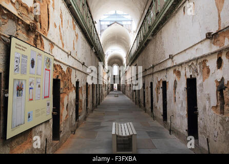 Die Uhralter Zelle Blöcke von der Eastern State Penitentiary, gebaut im Jahre 1829, jetzt eine touristische Attraktion, in Philadelphia, USA Stockfoto