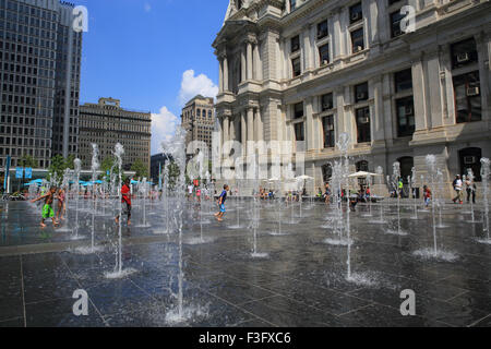 Kinder spielen in den Brunnen von Dilworth Plaza vor dem Rathaus in Philadelphia, Pennslyvania Stockfoto