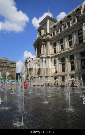 Kinder spielen in den Brunnen von Dilworth Plaza vor dem Rathaus in Philadelphia, Pennslyvania Stockfoto