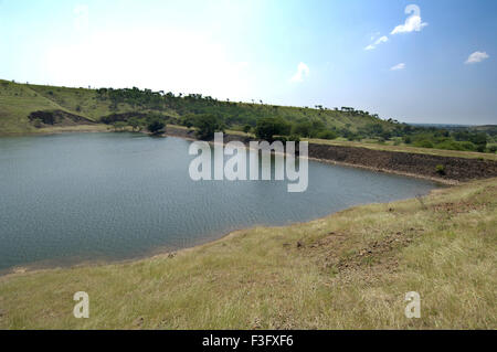 Perkolationstank; Ralegan Siddhi; Dorf; Parner taluka; Ahmednagar District; Pune; Maharashtra; Indien; Asien Stockfoto