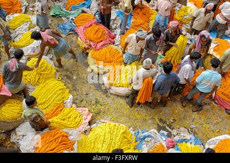 Blume-Verkäufer verkaufen Girlande im Basar; Calcutta jetzt Kolkata; Westbengalen; Indien Stockfoto