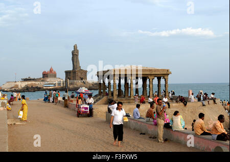 Swami Vivekananda Rock Memorial und Thiruvalluvar Statue mit Säulen Mandap in Kanyakumari; Tamil Nadu; Indien Stockfoto