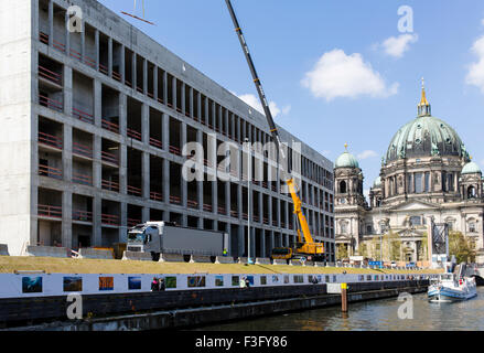 Berliner Dom und der Wiederaufbau der neuen Berliner Stadtschloss von der Spree aus gesehen. Stockfoto