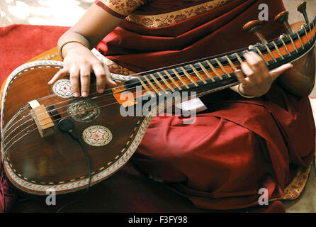 Lady spielt Veena Südindisches Musikinstrument India Vina antikes Musikinstrument Stockfoto