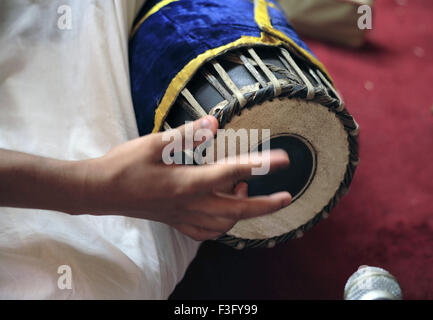 Mann spielt Mridangam südindisches Musikinstrument in religiöser Zeremonie Indien Asien Trommel Stockfoto