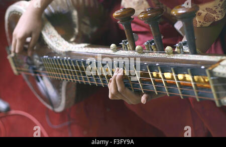 Dame spielen Veena südindische Musikinstrument in religiöse Zeremonie Stockfoto