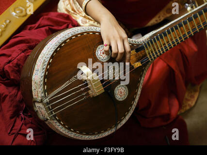 Lady spielt Veena südindisches Musikinstrument in religiöser Zeremonie Indien Stockfoto