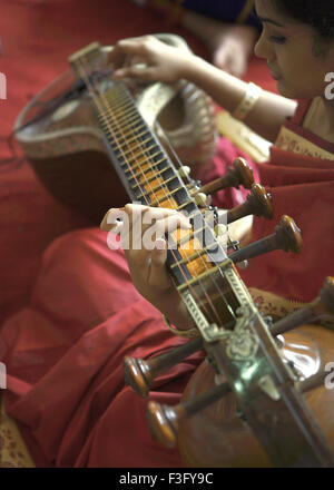 Lady spielt Veena südindisches Musikinstrument, Indien, Asien, Asiatisch, Indisch Frau spielt Musikinstrument Vina Stockfoto