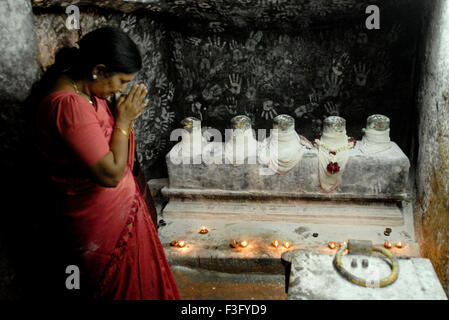 Frau, die Pancha Lingam im Subrahmanya Swami-Tempel betet; Thiruchendur; Tamil Nadu; Indien; dpa 135244 maa; HERR#777A Stockfoto