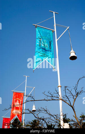 Flaggen auf Laternenpfosten, Kodungallur, Thrissur Distrikt, Cochin, Kochi, Kerala, Indien, Asien Stockfoto