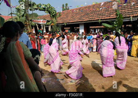 Frauen tanzen und feiern Pongal Erntefest in Coimbatore, Tamil Nadu, Indien Stockfoto