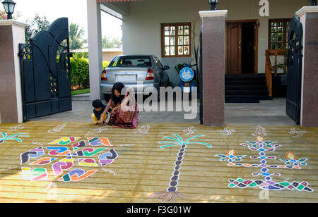 Frau, die kolam oder Rangoli vor dem Haus macht; Pongal Festival; Coimbatore; Tamil Nadu; Indien; Asien ; Indisch ; Asiatisch ; MR#777A ; dpa 139080 maa Stockfoto