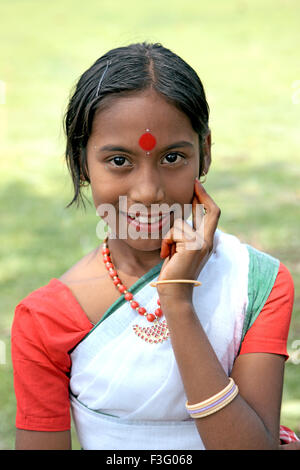 Assamesisch junges Mädchen feiern Bihu Festival (Neujahrsfest) Assam; Indien nicht Herr Stockfoto