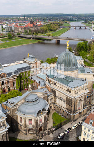 Blick auf Dresden von der Spitze der Frauenkirche mit Blick auf die Elbe, Carolabrucke, Albertinum und Akademie der schönen Künste Stockfoto