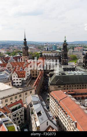 Blick von der Spitze der Dresdner Frauenkirche Dom mit Blick auf die Hofkirche und Residenzschloss. Stockfoto