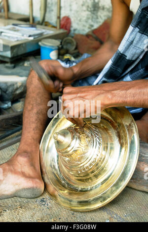 Messing Öl Lampe Making an Nachiyarkovil in der Nähe von Kumbakonam; Tamil Nadu; Indien Stockfoto