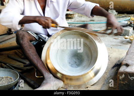 Messing Öl Lampe Making an Nachiyarkovil in der Nähe von Kumbakonam; Tamil Nadu; Indien Stockfoto