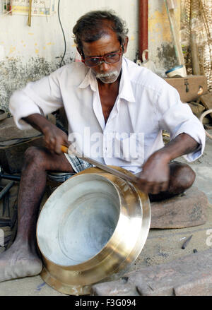 Messing Öl Lampe Making an Nachiyarkovil in der Nähe von Kumbakonam; Tamil Nadu; Indien nicht Herr Stockfoto