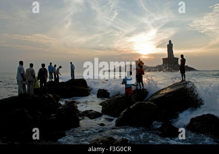 Vivekananda Rock Memorial und Thiruvalluvar Statue bei Sonnenuntergang in Kanyakumari; Tamil Nadu; Indien Stockfoto