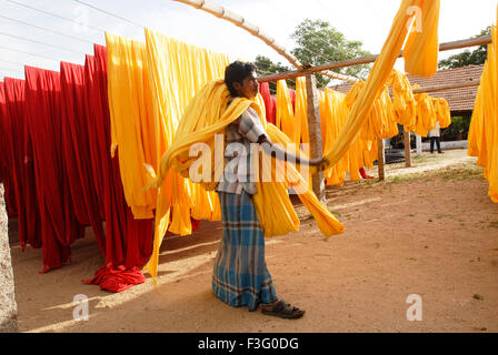 Stoff trocknen Hof; Bekleidungsindustrie; Tirupur; Tamil Nadu; Indien Stockfoto