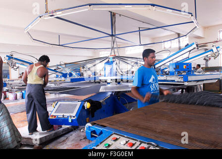 Automatische Stoff Siebdruckmaschine in einem Bekleidungsindustrie; Tirupur; Tamil Nadu; Indien Stockfoto