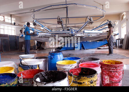 Automatische Stoff Siebdruckmaschine in einem Bekleidungsindustrie; Tirupur; Tamil Nadu; Indien Stockfoto