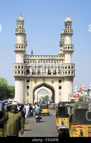 Charminar gebaut von Mohammed Quli Qutb Shah im Jahre 1591 stehen 56 Meter hoch und 30 Meter breit; Andhra Pradesh; Indien Stockfoto