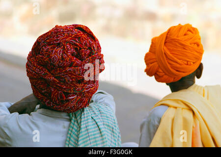 Zwei Männer tragen Turbane; Indien; Asien Stockfoto