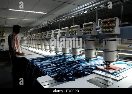 Computergesteuerte automatische Sticken in der Textilindustrie; Tirupur; Tamil Nadu; Indien Stockfoto