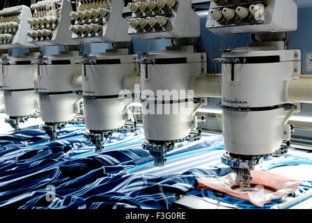 Computergesteuerte automatische Sticken in der Textilindustrie; Tirupur; Tamil Nadu; Indien Stockfoto