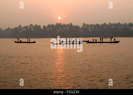 Angeln im Rückstau; Kodungallur; Kerala; Indien Stockfoto