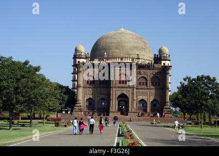 Museumsgebäude und Gol Gumbaz; Bijapur; Karnataka; Indien Stockfoto