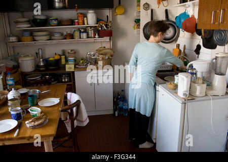 Französin in Küche; Paris; Frankreich; Europa Stockfoto