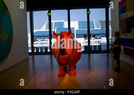 Skulptur des roten Nashorn; Centre Pompidou; Centre Pompidou; Beaubourg; Museum für moderne Kunst; Paris; Frankreich; Europa Stockfoto