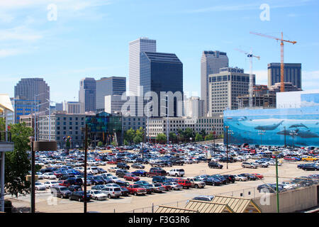 Parkplatz in der Nähe von Gebäuden; New Orleans; Louisiana; Vereinigte Staaten von Amerika Vereinigte Staaten von Amerika Stockfoto