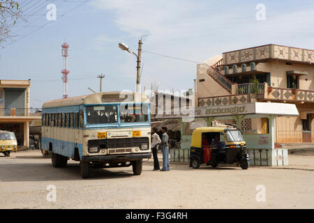 Öffentliche Verkehrsmittel-Bus; Auto-Rikscha; Kamalapur; Hampi; Vijayanagara Deccan Plateau Hospet Bellary Karnataka Indien Stockfoto