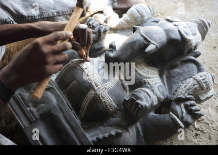 Lokale Künstler schnitzen von Lord Ganesha am Ufer Tempelkomplex zu tun; Mahabalipuram; Bezirk Chengalpattu; Tamil Nadu Stockfoto