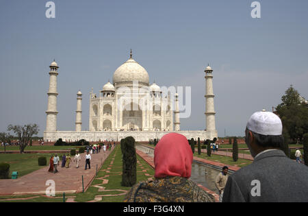 Kashmiri paar Anzeigen von Taj Mahal siebte Weltwunder Südufer Yamuna Fluß Agra, Uttar Pradesh Stockfoto