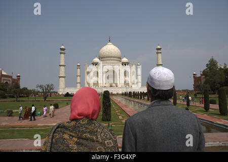 Kashmiri paar Anzeigen am Taj Mahal siebte Wunder-Weltbank Yamuna River Agra, Uttar Pradesh Stockfoto