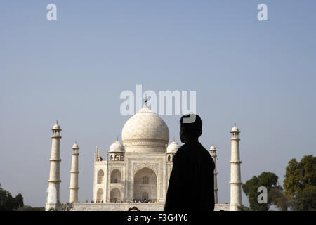 Mann, die Anzeige am Taj Mahal siebte Weltwunder der Antike am südlichen Ufer des Flusses Yamuna Agra, Uttar Pradesh Stockfoto