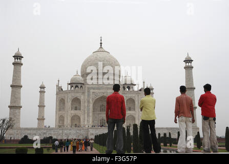 Junge Burschen, die Anzeige am Taj Mahal siebte Wunder Yamuna Fluß Agra, Uttar Pradesh Stockfoto