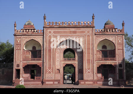 East Gate Haupteingang des Itimad Ud Daula Grab Mausoleum von weißem Marmor Mogulkaiser Agra, Uttar Pradesh Stockfoto