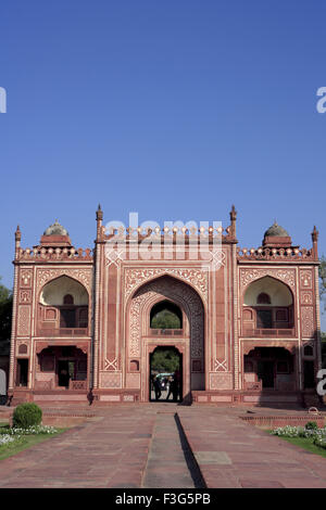 East Gate Haupteingang des Itimad-Ud-Daula Grab Mausoleum aus weißem Marmor; Mughal Kaiser Agra gebaut; Uttar Pradesh Stockfoto